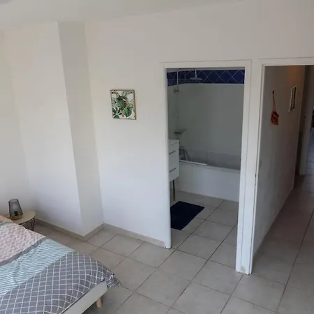 Spacious Duplex With South-facing Terrace 아파트 *