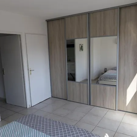Spacious Duplex With South-facing Terrace 아파트 *